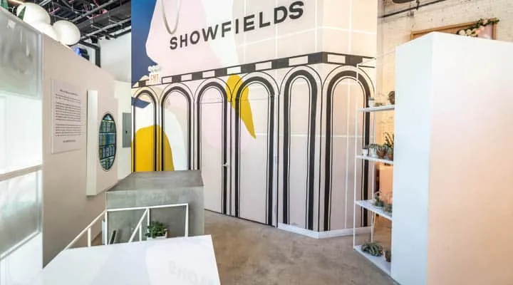 showfields-talzvinathanel-retail-eCommerce-720x400 Una cocina con fregadero y frigorífico