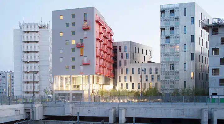 stephane-maupin-partners-DVVD-pink-flamingo-chinese-box-designboom-01 A tall building in a city