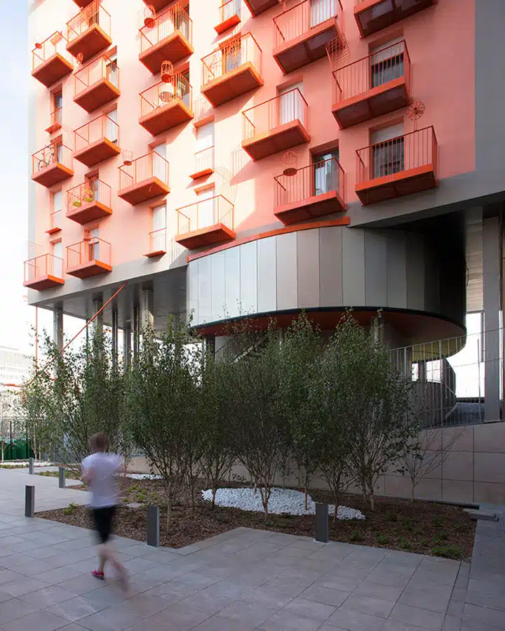 stephane-maupin-partners-DVVD-pink-flamingo-chinese-box-designboom-05 A person standing in front of a building
