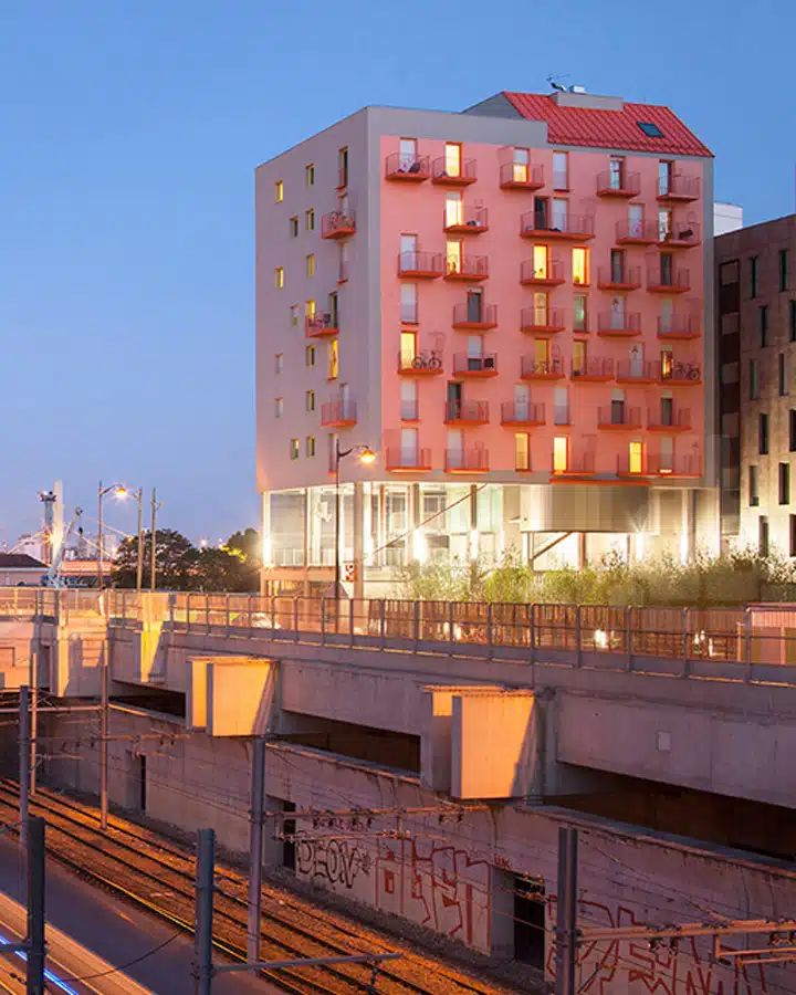 stephane-maupin-partners-DVVD-pink-flamingo-chinese-box-designboom-07 A large long train on a bridge