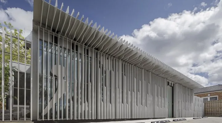 surgeonrooms_1 A large building