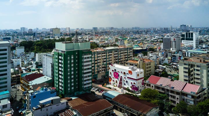 Un edificio alto en una ciudad