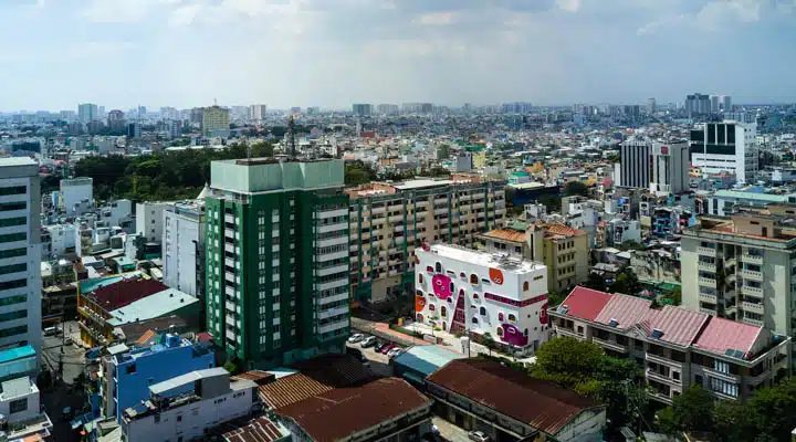 ttc-elite-saigon-kindergarten-kientruc-o-photography-quang-tran_dezeen_2364_col_17-720x400 A tall building in a city