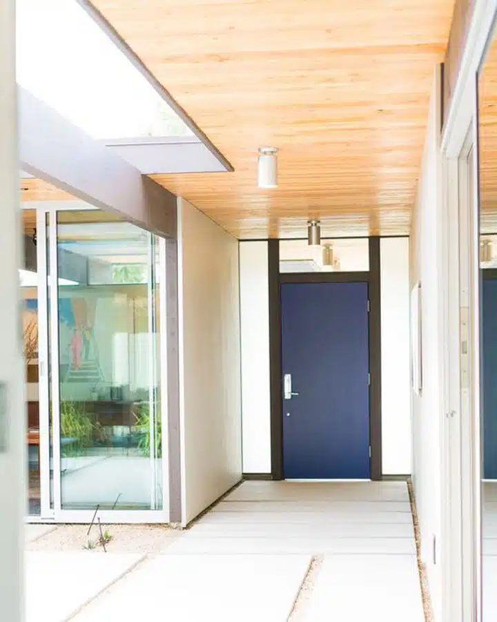 unspecifiedLDZE0KWA A door with a window