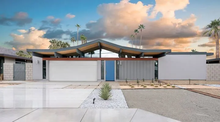 unspecifiedOPG012I3 The outside of a building