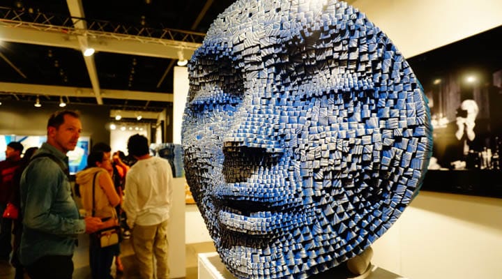 Un hombre frente a un espejo posando para la cámara