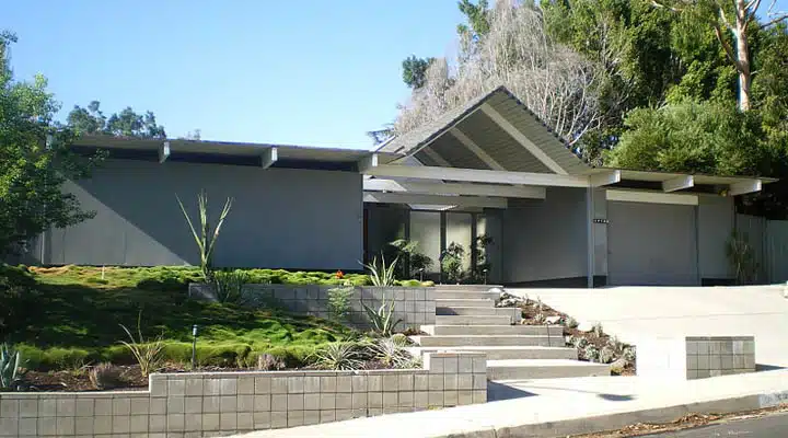 800px-Eichler_Homes_-_Foster_Residence__Granada_Hills-720x400 A tree in front of a building