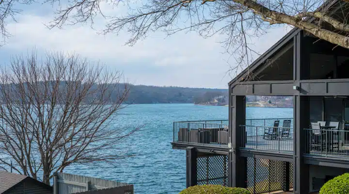 House on the lake in Northwest Arkansas, beautiful landscape vie A tree in front of a house