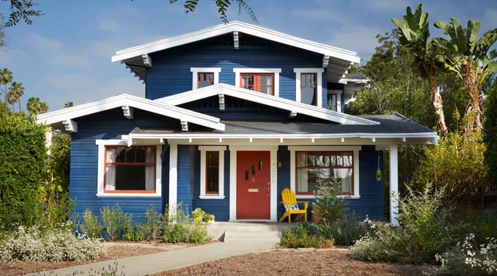 Una casita frente a un edificio