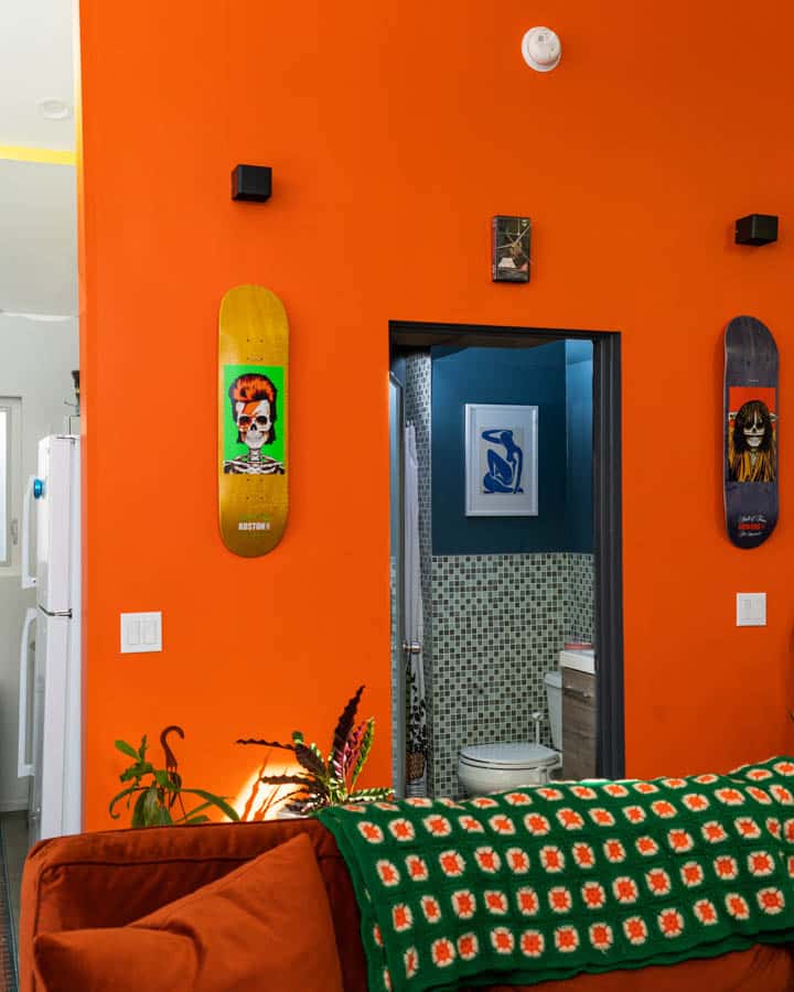 Una habitación naranja con la puerta abierta