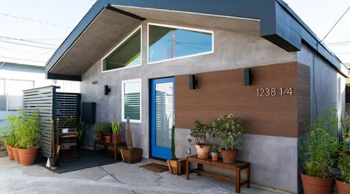 _DSC5704_Y-720x400 A living area with a building in the background