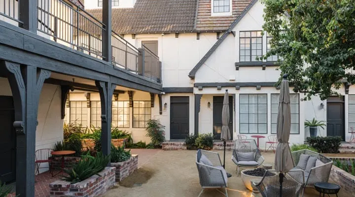 DSC_0665-720x400 A living area with a building in the background