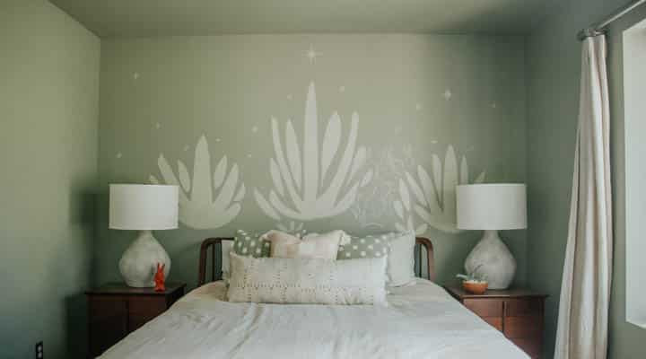 DSC_3868-720x400 A bedroom with a bed in a room