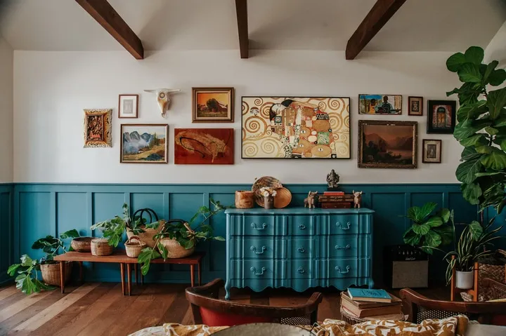 DSC_9994 A bunch of furniture in a room