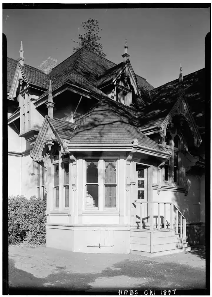 October_1960_SOUTHWEST_CORNER_DETAIL_-_J._Mora_Moss_House__Broadway_and_MacArthur_Boulevard__Oakland__Alameda_County__CA_HABS_CAL_1-OAK_2-3.tif-720px A vintage photo of an old building