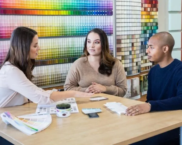 Un grupo de personas sentadas a la mesa