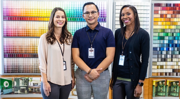 Un grupo de personas posando para la cámara