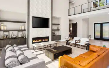 Un salón lleno de muebles y un gran ventanal