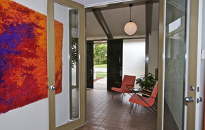 A room with a large mirror