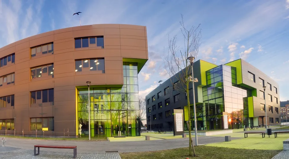 Edificio comercial ecológico de color marrón