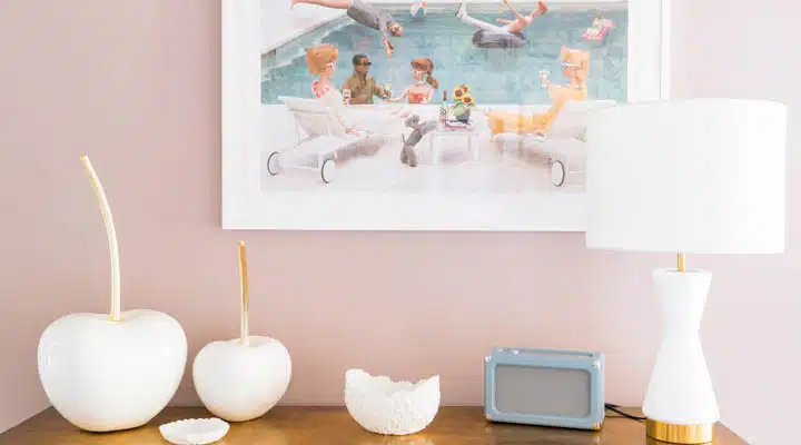 Un dormitorio con una lámpara sobre una mesa