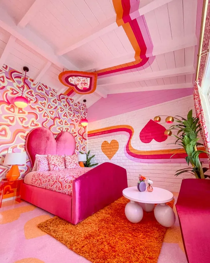 Un salón lleno de flores rosas sobre una mesa