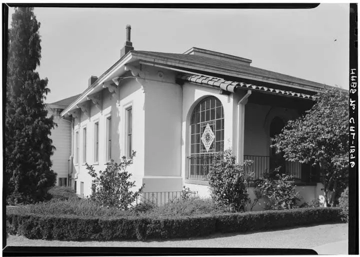 A house with trees in the background