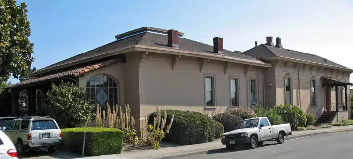 A car parked on the side of a building