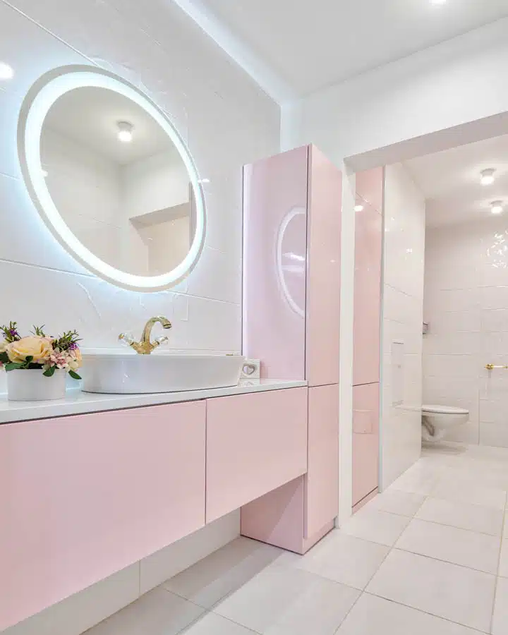 Una habitación con un lavabo y un espejo