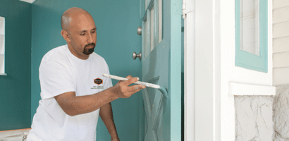 Un hombre frente a una puerta