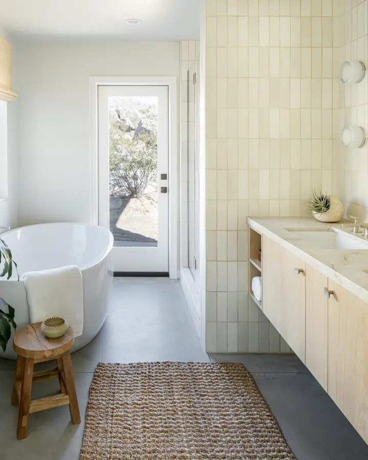 Una habitación con un lavabo y una ventana