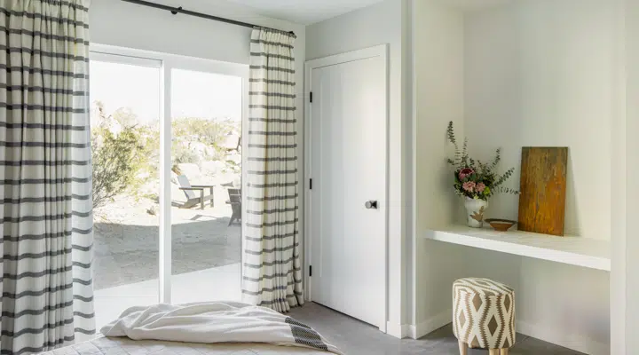 Un dormitorio con una gran ventana