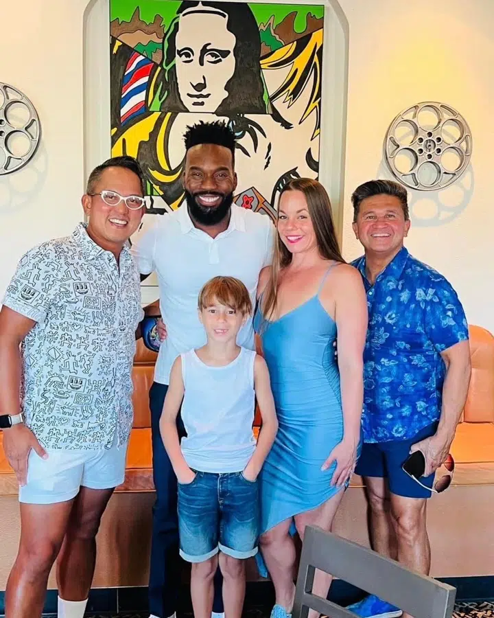 Un grupo de personas posando para una foto