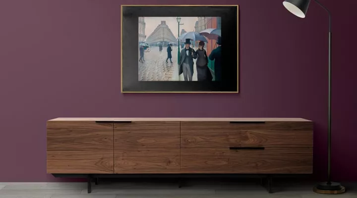 Un cuadro colgado en una superficie de madera