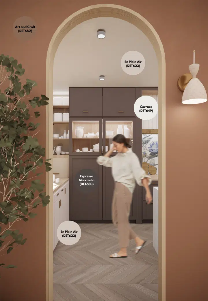 Una persona delante de una puerta