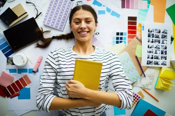 Estudiante de arte sonriente tumbado en el suelo