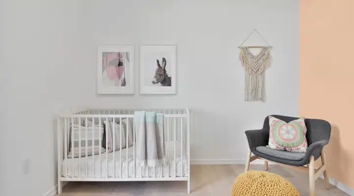 Un salón lleno de muebles y decoración