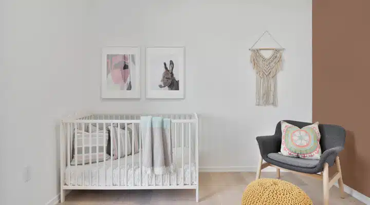 Un salón lleno de muebles y decoración