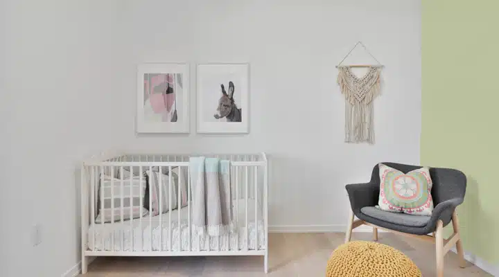 Un salón lleno de muebles y decoración