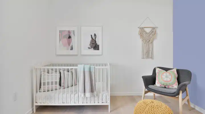 Un salón lleno de muebles y decoración