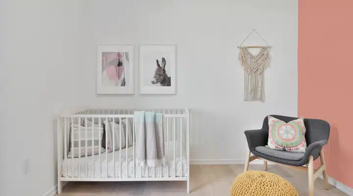 Un salón lleno de muebles y decoración