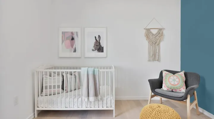 Un salón lleno de muebles y decoración