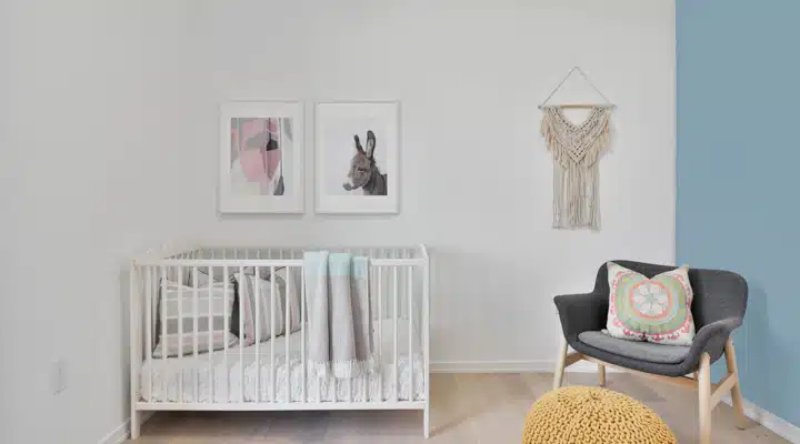 Un salón lleno de muebles y decoración