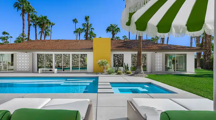 A row of lawn chairs sitting on top of a building