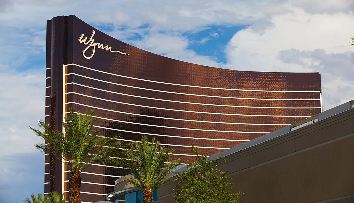 Un edificio alto con Wynn Las Vegas al fondo