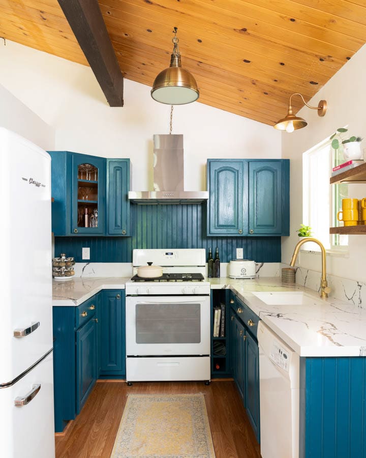 Una cocina con electrodomésticos de acero inoxidable y armarios de madera