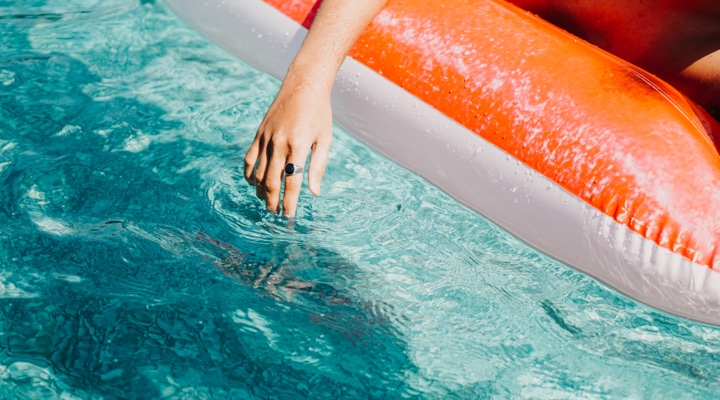 Una persona nadando en el agua