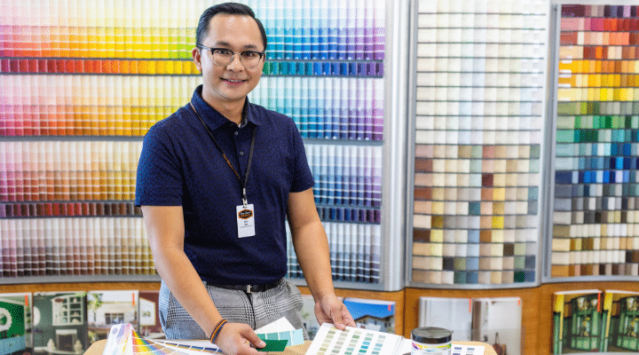 Muestras de colores de pintura en tienda de Dunn-Edwards