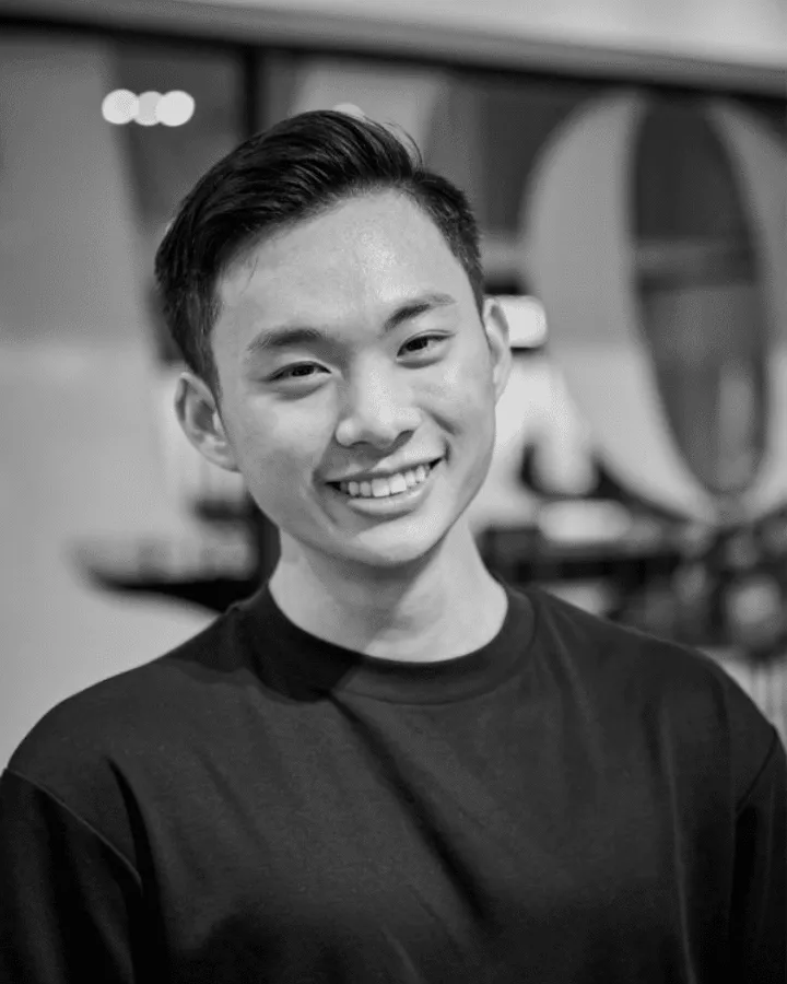 Una persona sonriendo a la cámara