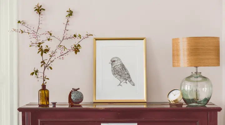 Un jarrón de flores sobre una mesa